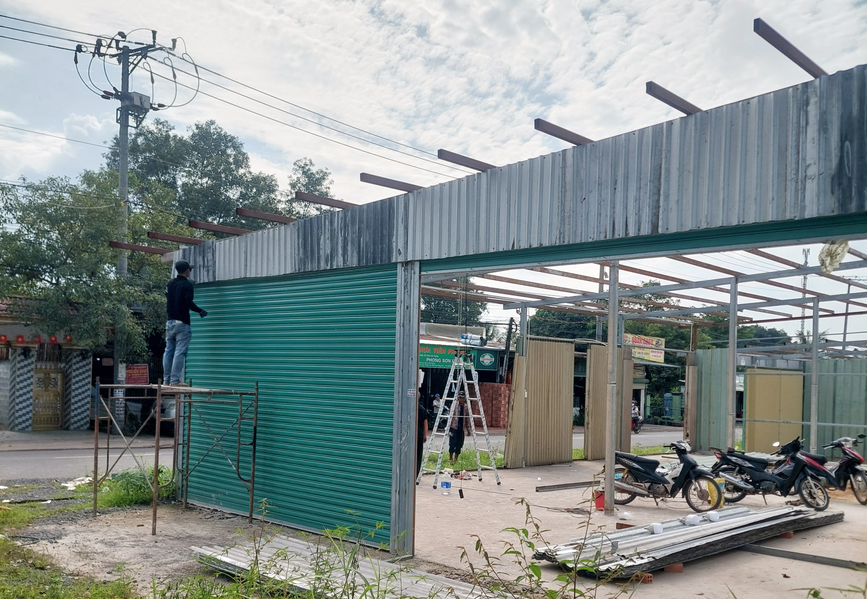 Hình ảnh công trình vi phạm đang thào dỡ