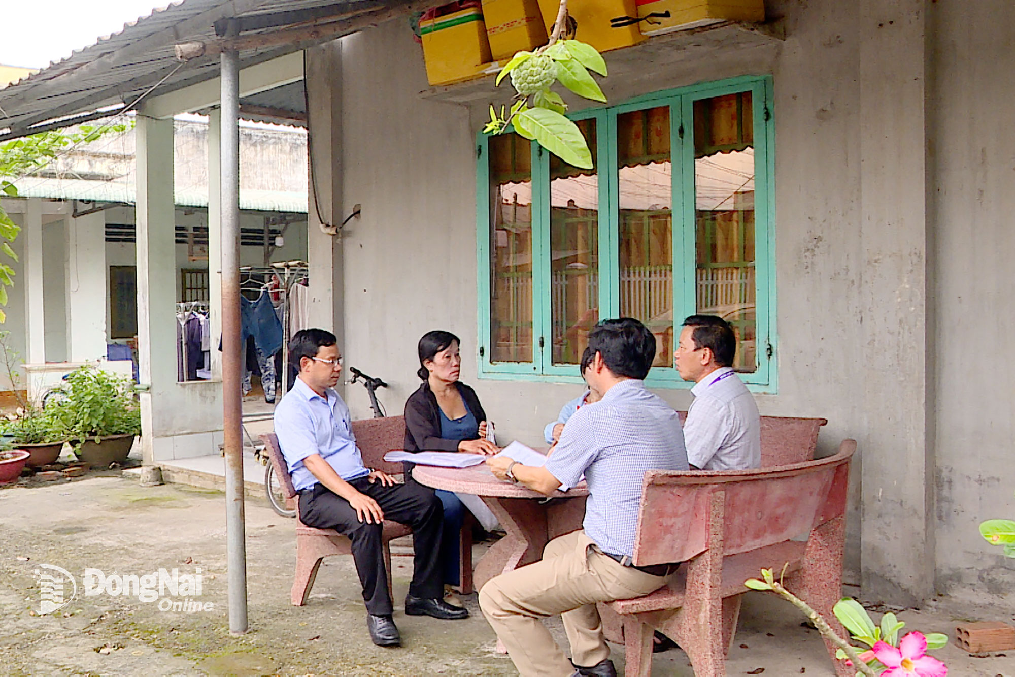 Đoàn công tác phường Phước Tân đến các hộ dân trong vùng Dự án Hạ tầng Khu tái định cư 49,32ha để nắm bắt tâm tư, nguyện vọng của người dân. Ảnh: Duy Tân