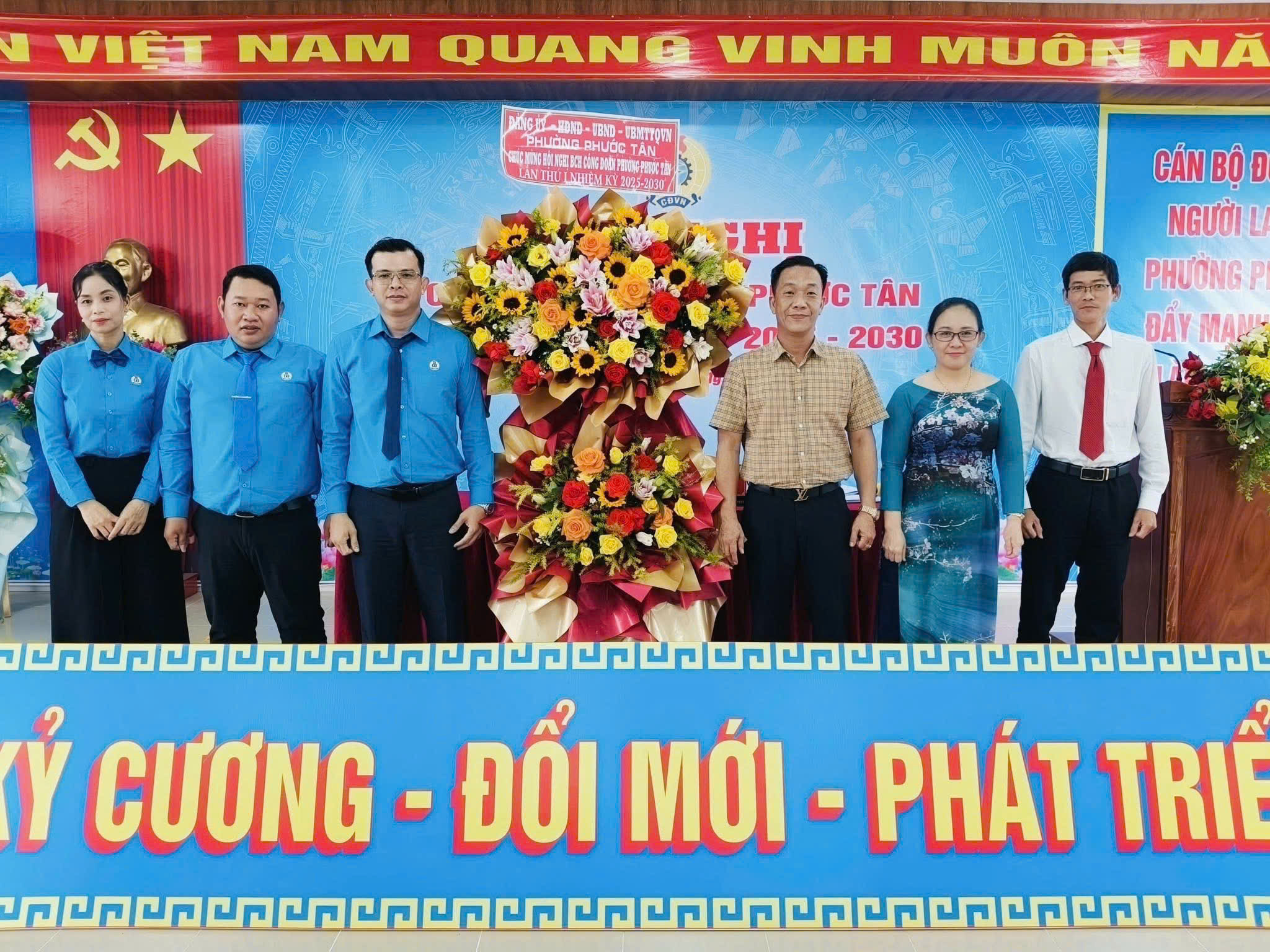 Phó ban Công tác Công đoàn LĐLĐ tỉnh Đồng Nai, Ông Phạm Văn Chiến tặng hoa chúc mừng đại hội. 
