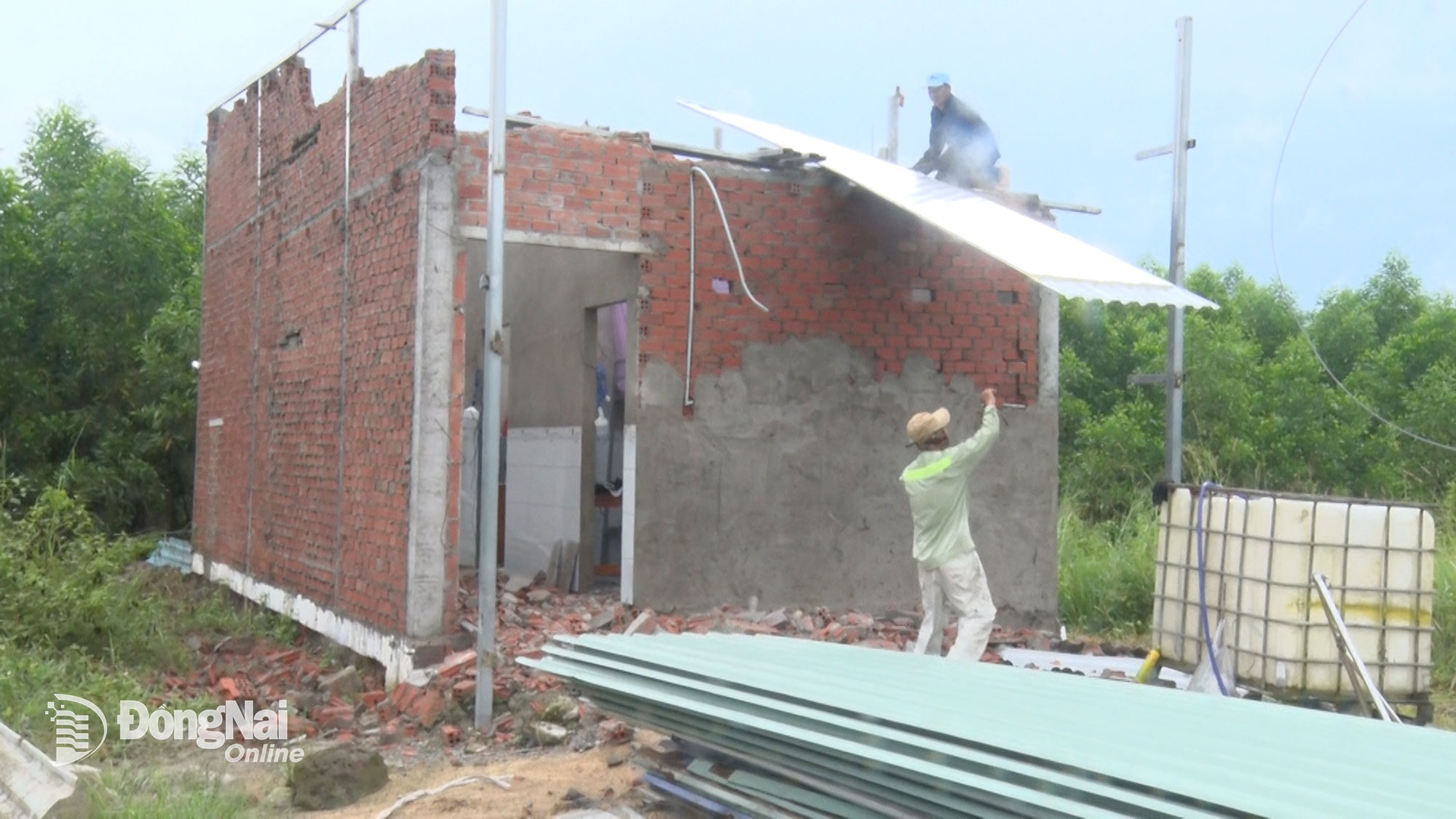 Cơ quan chức năng tiến hành tháo dỡ các công trình vi phạm. Ảnh: Đông Giang