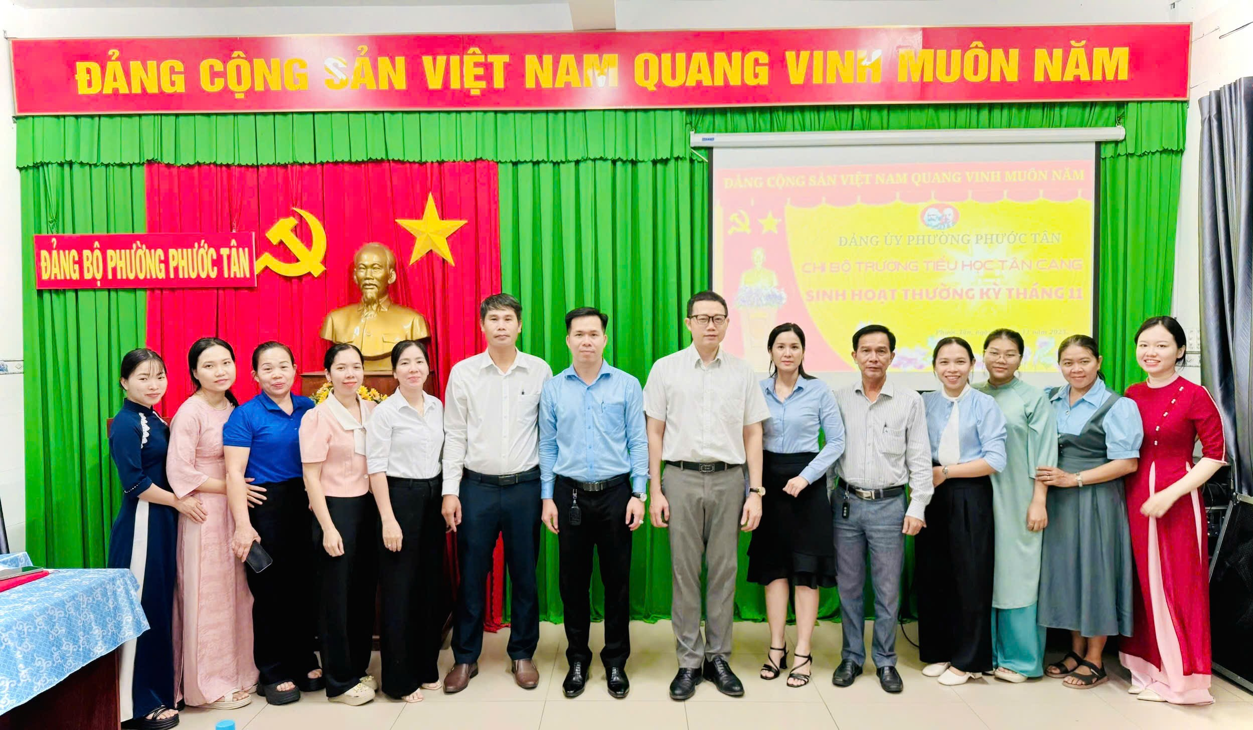 Đồng chí Nguyễn Phong An - Bí thư Đảng ủy, Chủ tịch HĐND phường dự sinh hoạt Chi bộ trường Tiểu học Tân Cang