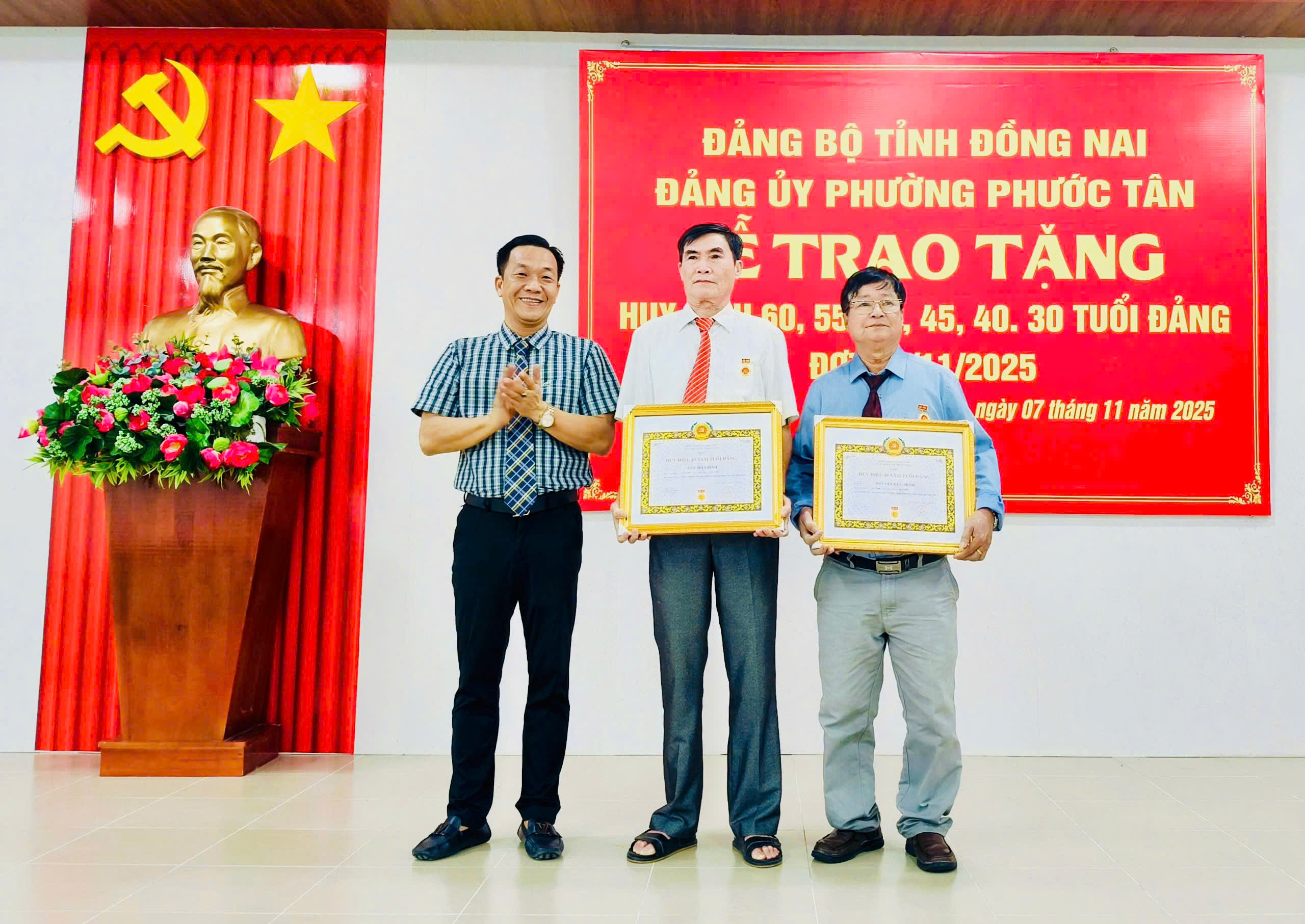 Đồng chí Trần Thiện Căn – Phó Bí thư Đảng ủy trao tặng Huy hiệu Đảng cho đảng viên 40 năm tuổi Đảng