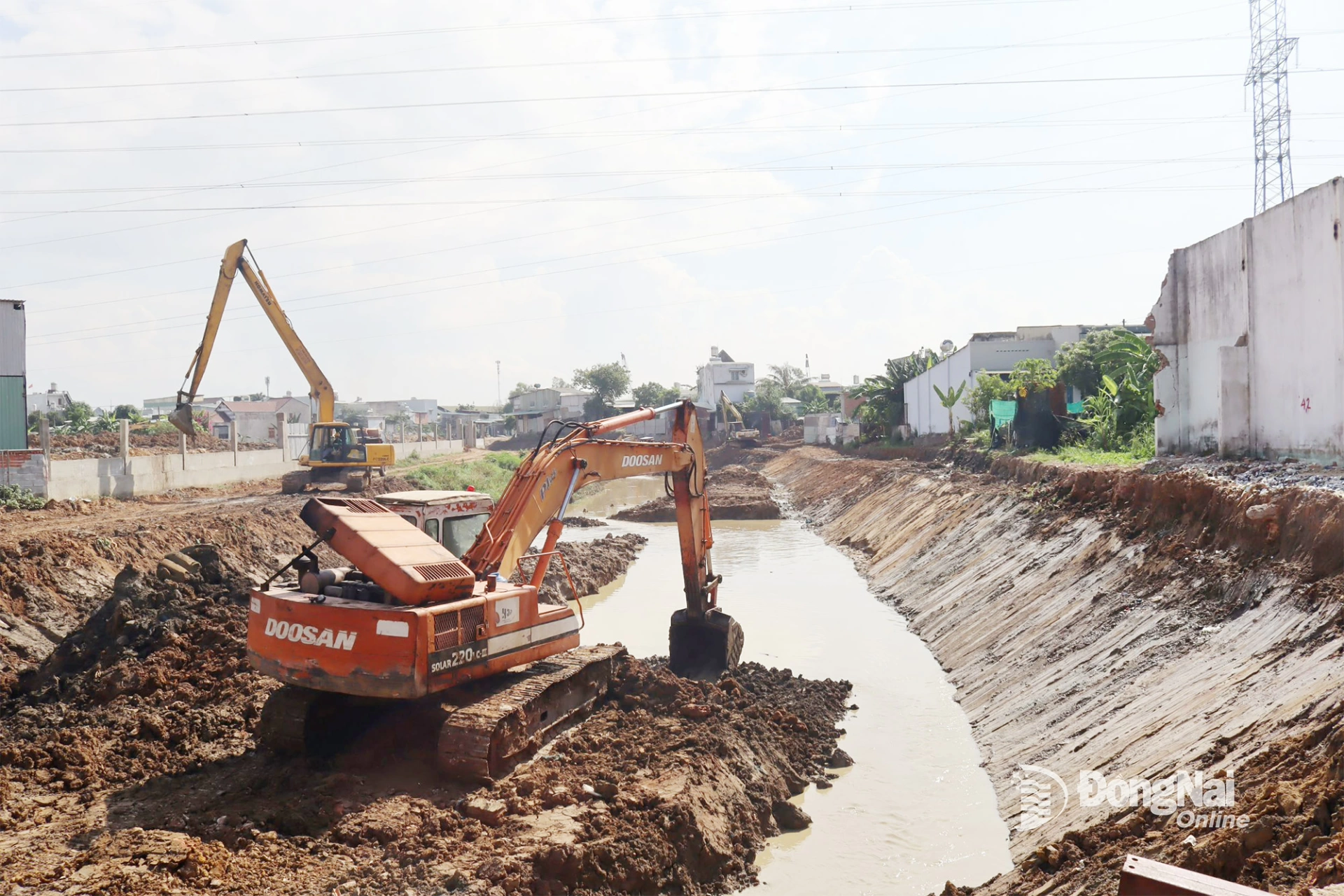 Thi công Dự án Chống ngập suối Cầu Quan trên địa bàn phường Phước Tân. Ảnh: Hoàng Lộc