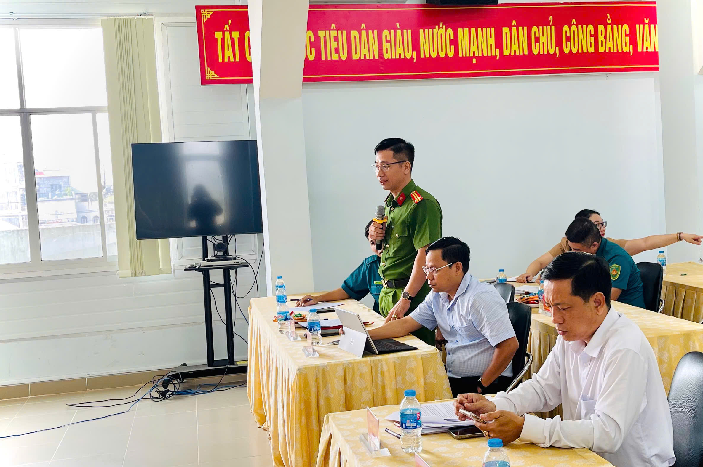 Các đồng chí phát biểu ý kiến