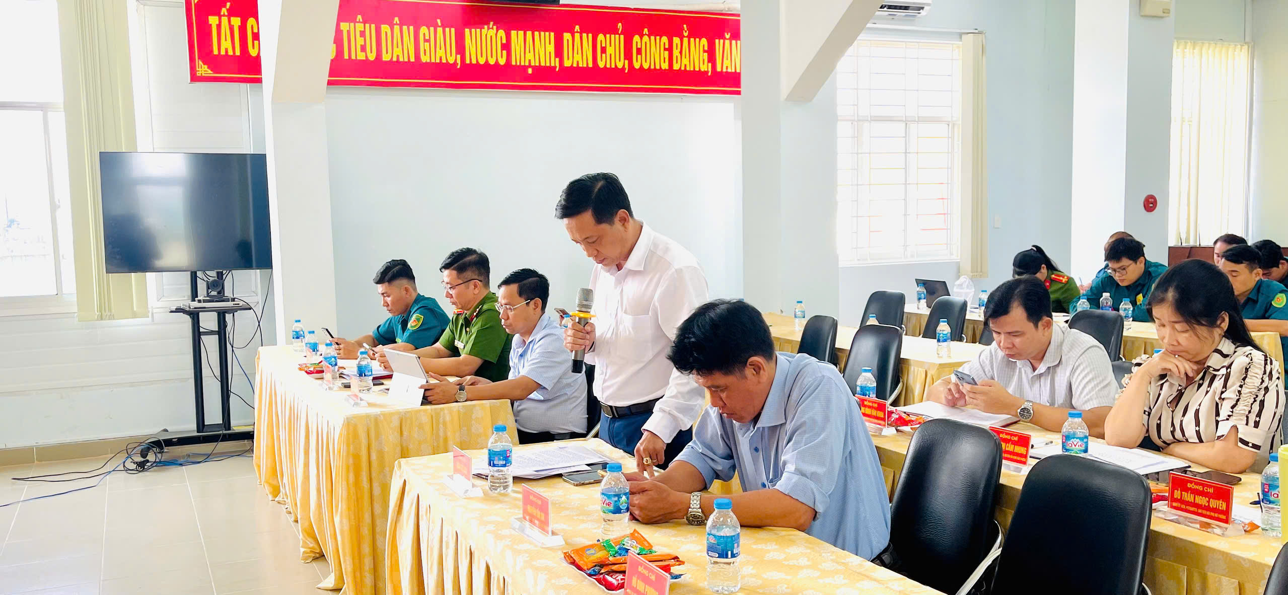 Các đồng chí phát biểu ý kiến