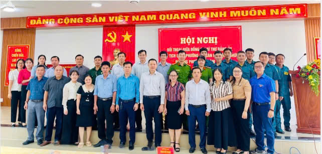 Đồng chí Bí thư Đảng ủy, Chủ tịch UBND phường chụp hình cùng các đồng chí cán bộ, công chức, công an, quân sự phường Phước Tân