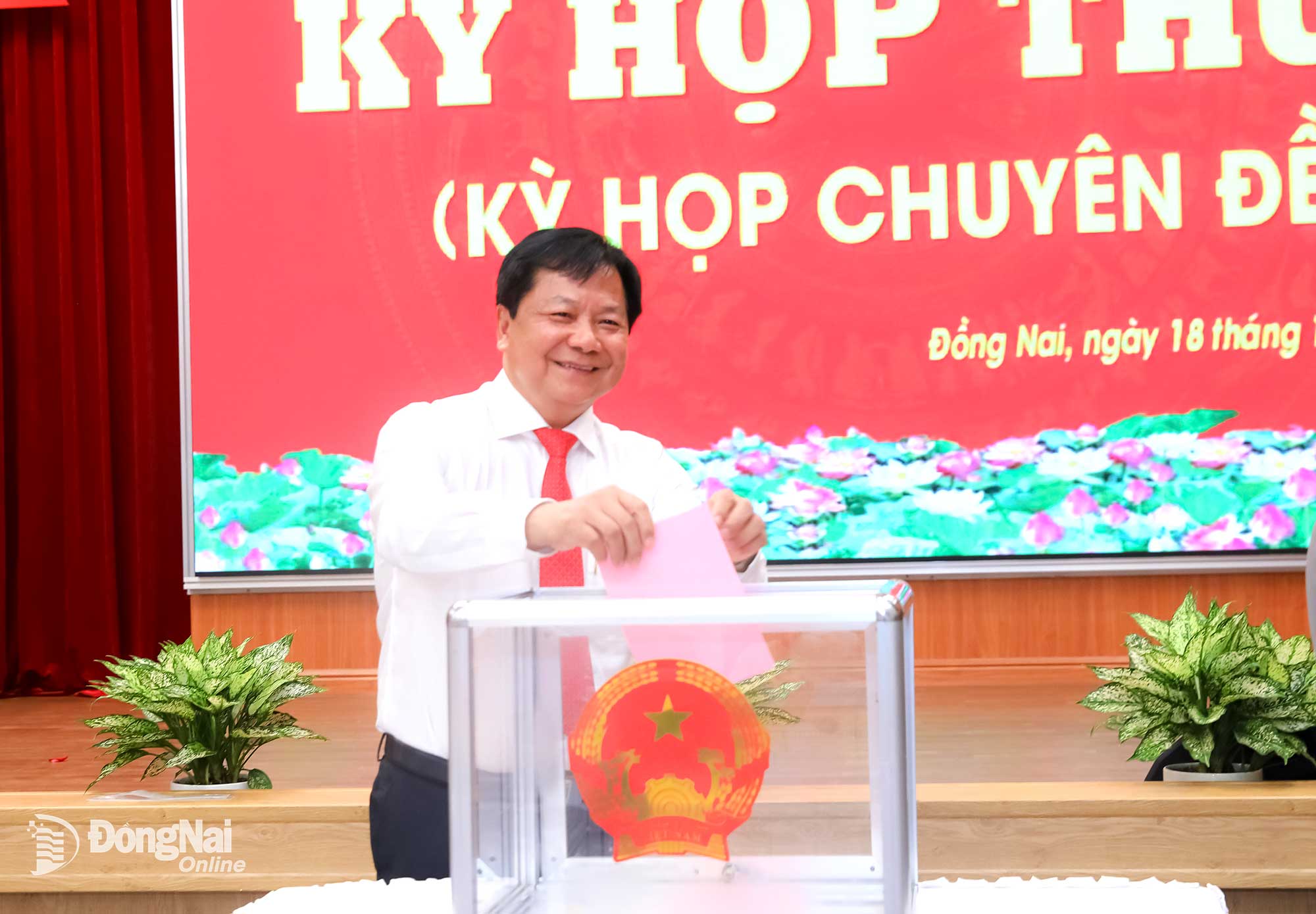 Tỉnh ủy viên, Phó Chủ tịch HĐND tỉnh Đồng Nai Trần Văn Mi bỏ phiếu bầu chức danh Chủ tịch UBND tỉnh Đồng Nai nhiệm kỳ 2021-2026. Ảnh: Huy Anh