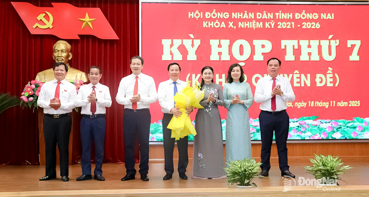 Đồng chí Vũ Hồng Văn, Bí thư Tỉnh ủy, Trưởng đoàn Đại biểu Quốc hội tỉnh; đồng chí Tôn Ngọc Hạnh, Ủy viên dự khuyết Trung ương Đảng, Phó Bí thư Thường trực Tỉnh ủy, Chủ tịch HĐND tỉnh; các đồng chí Phó Bí thư Tỉnh ủy; Phó Chủ tịch HĐND tỉnh Đồng Nai tặng hoa chúc mừng đồng chí Nguyễn Văn Út. Ảnh: Huy Anh