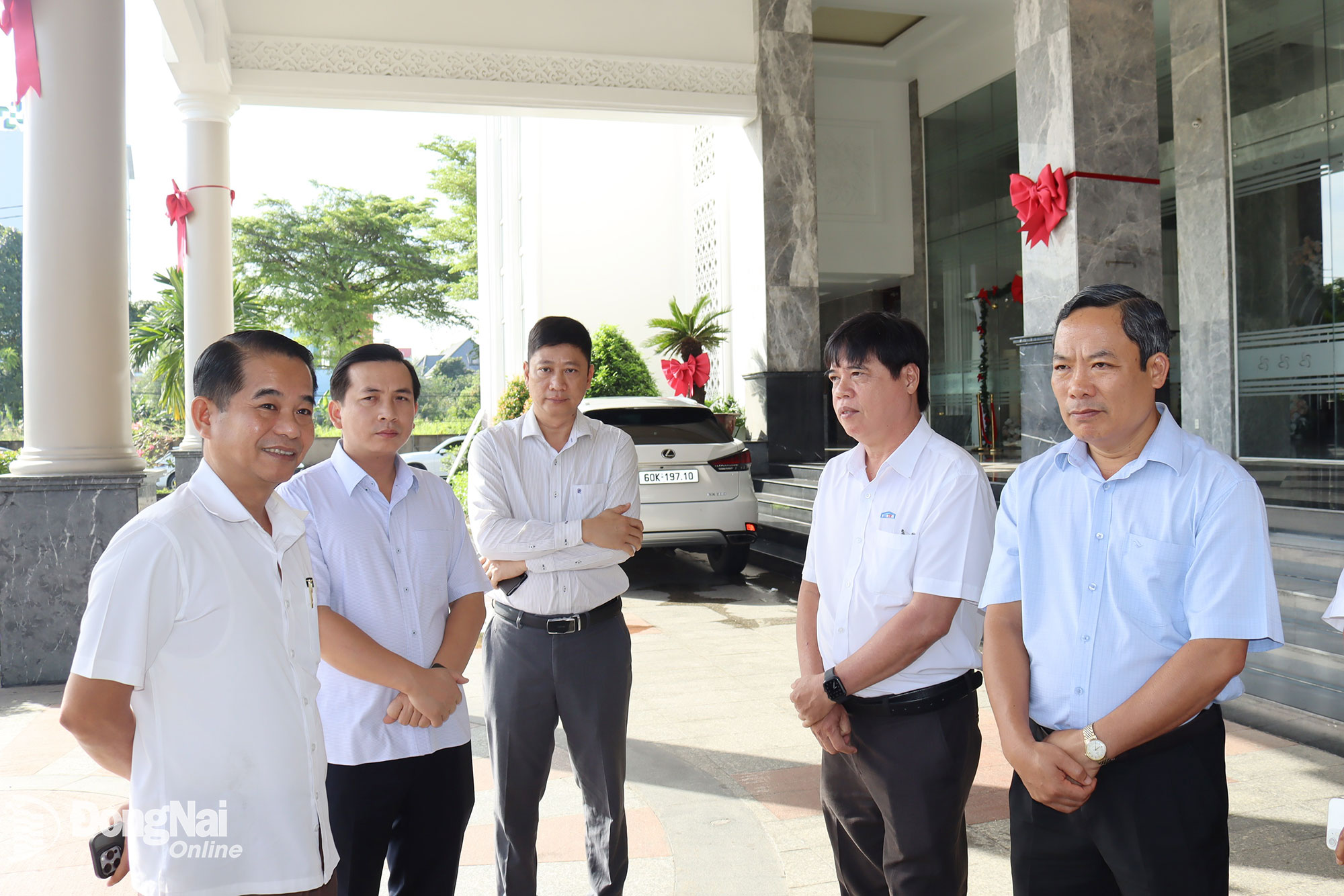  Phó Bí thư Tỉnh ủy, Trưởng ban Tổ chức Tỉnh ủy Đồng Nai Thái Bảo khảo sát khu đất nhà hàng Eros Palace, phường Tam Hiệp. Ảnh: Hoàng Lộc