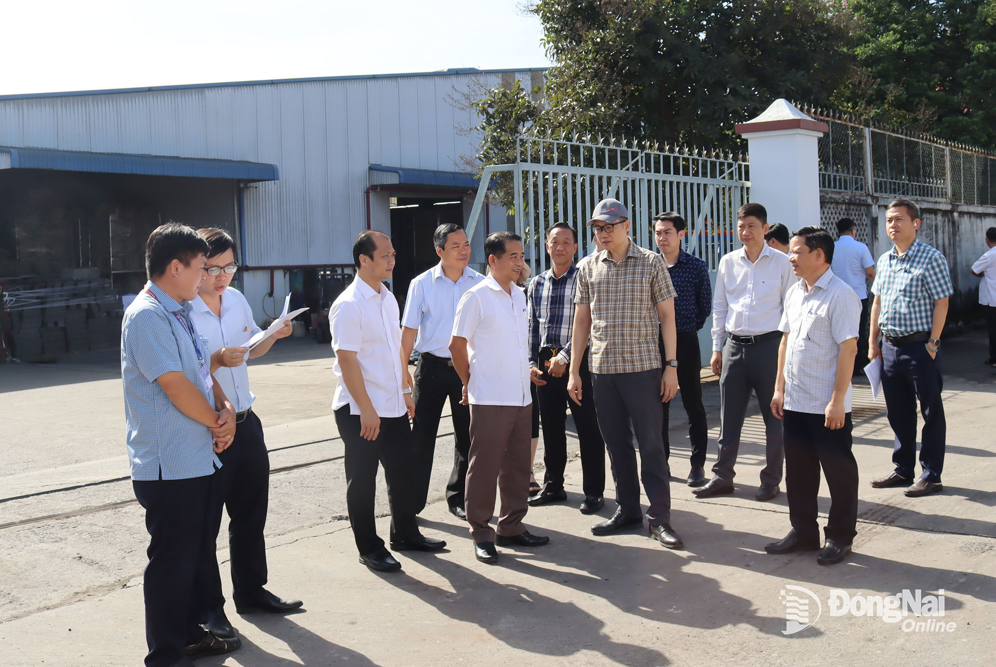 Lãnh đạo Tỉnh ủy khảo sát thực tế tại khu vực còn doanh nghiệp hoạt động ở khu vực 72ha, phường Phước Tân. Ảnh: Hoàng Lộc