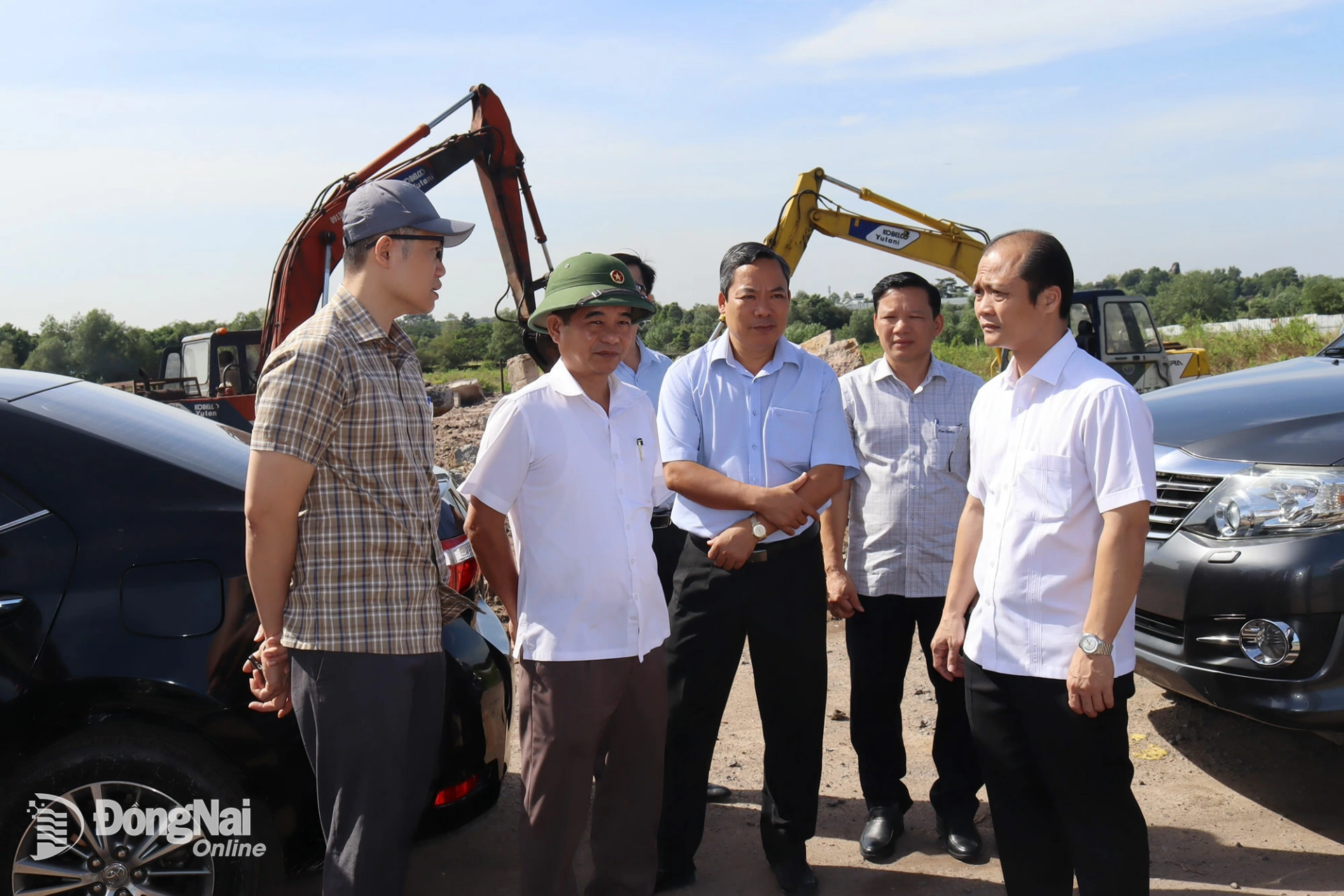 Lãnh đạo Tỉnh ủy trao đổi với lãnh đạo các sở, ngành và phường Phước Tân. Ảnh: Hoàng Lộc
