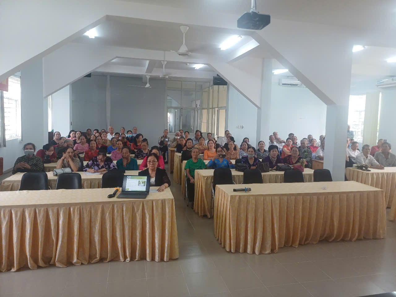 Hội Người Cao Tuổi tỉnh phối hợp Sở Y tế tổ chức tập huấn về công tác dân số và phát triển cho hội viên hội người cao tuổi phường Phước Tân