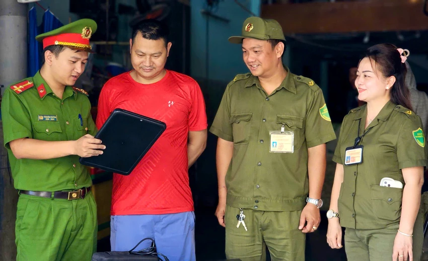 Gia đình anh Nguyễn Văn Võ (39 tuổi) là một trong những hộ được Cảnh sát khu vực phổ biến các quy định mới của Nghị định 282. Ảnh: PHẠM HẢI