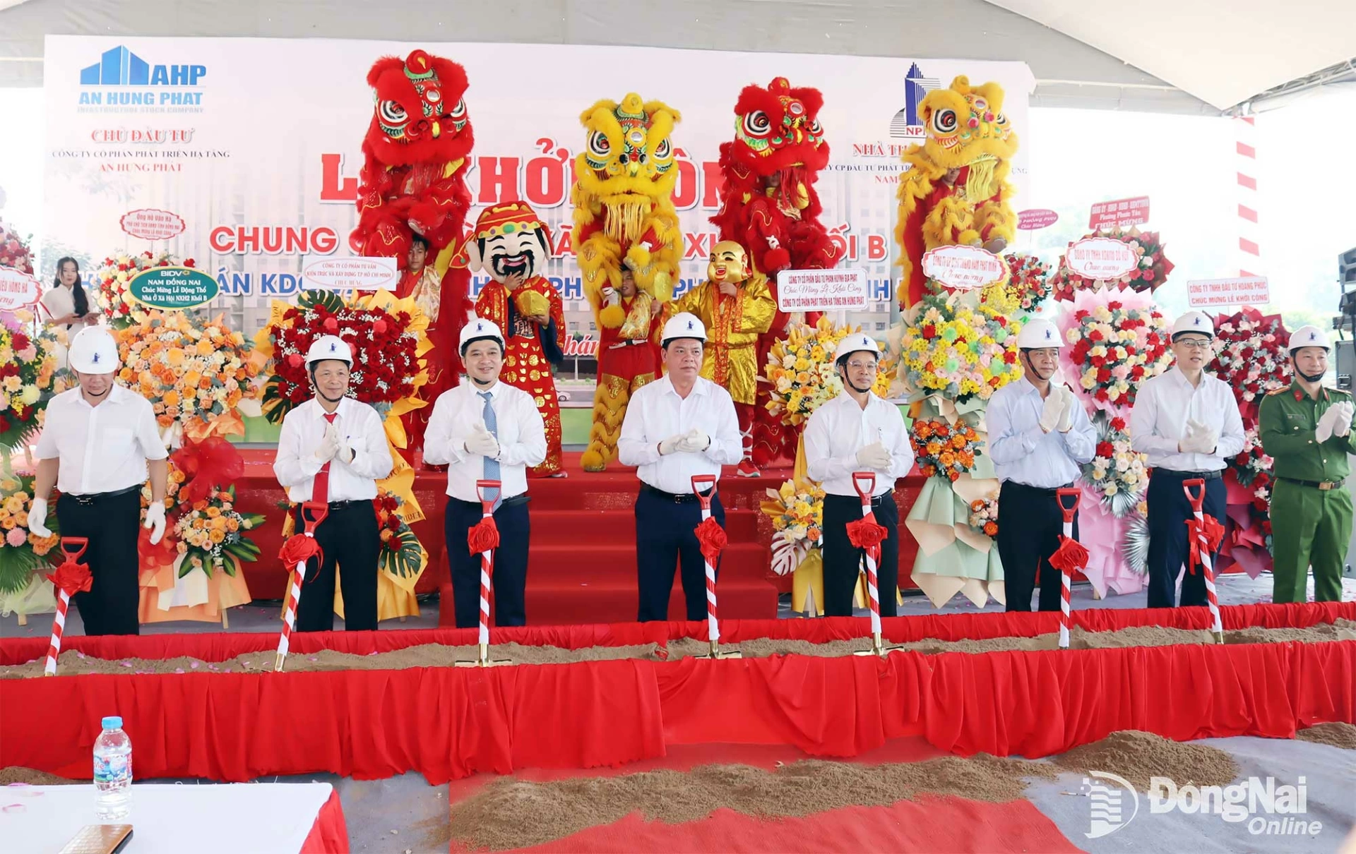 Lãnh đạo Tỉnh ủy, UBND tỉnh, chủ đầu tư và nhà thầu thực hiện nghi thức khởi công xây dựng 416 căn nhà ở xã hội. Ảnh: Hoàng Lộc