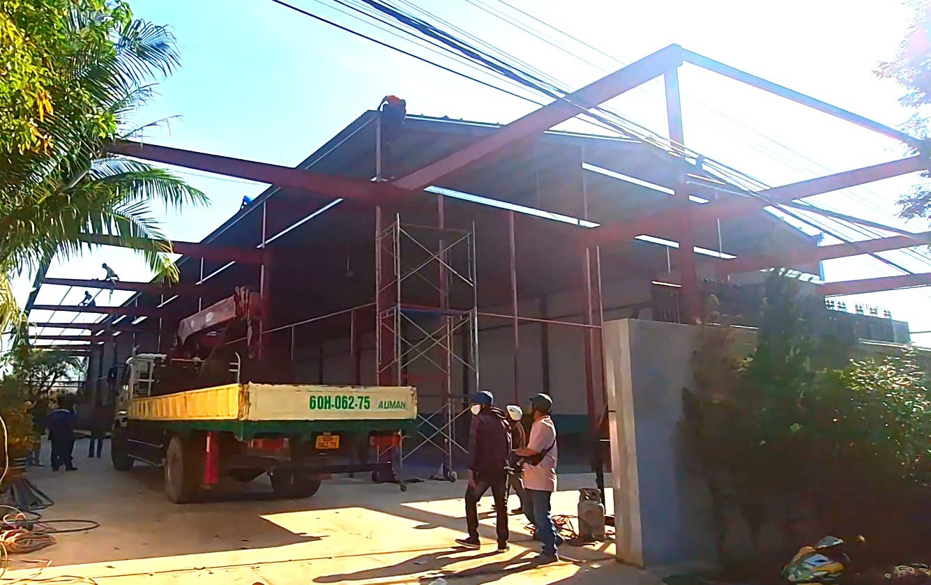 Công trình của ông Trần Trọng Khanh, với diện tích vi phạm 798 m², là một trong các công trình có quy mô lớn, được dựng bằng khung sắt, mái tôn kiên cố. 