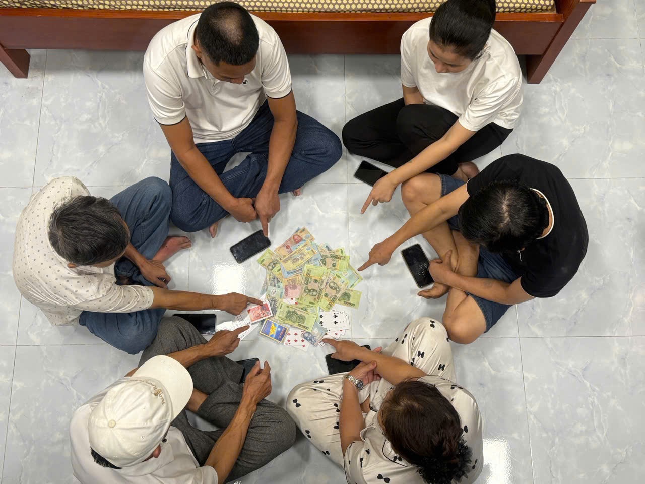 Các đối tượng bị bắt cùng tang vật