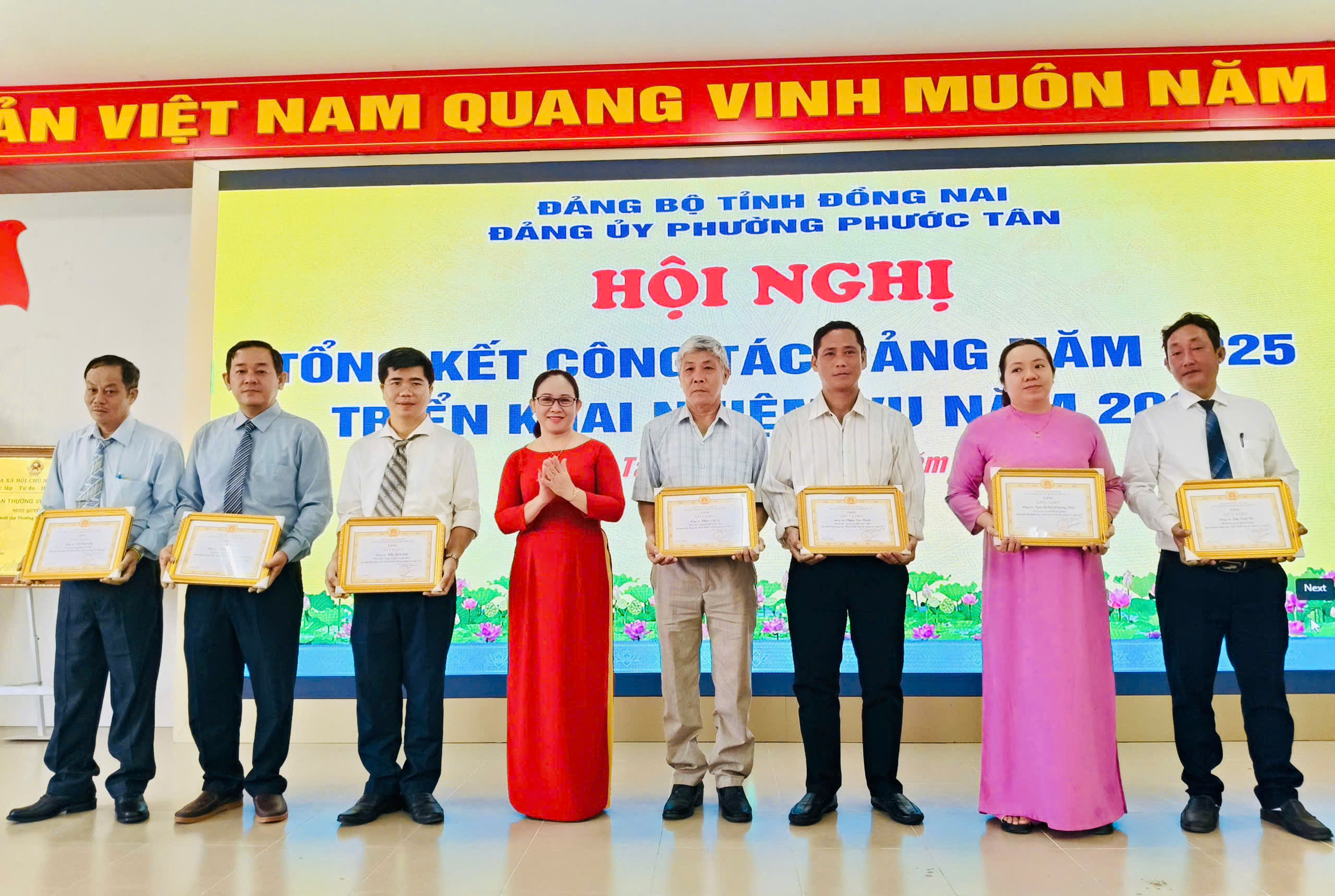 tiêu biểu trong công tác xây dựng Đảng năm 2025. Đ/c Thiều Thị Minh Hường tặng giấy khen cho các Đảng viên đạt danh hiệu “Hoàn thành xuất sắc nhiệm vụ” năm 2025