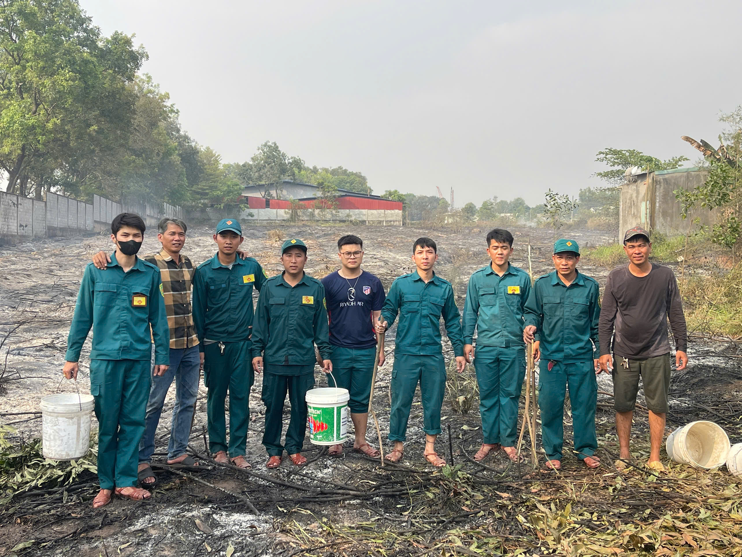Xử lý vụ cháy thực bì, cỏ khô trên địa bàn phường Phước Tân