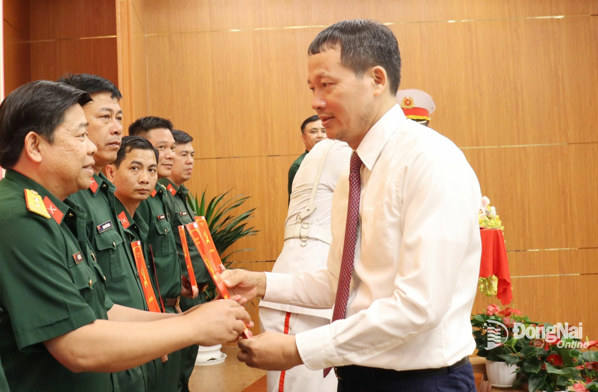 Đồng chí Vũ Hồng Văn, Bí thư Tỉnh ủy, Trưởng đoàn Đại biểu Quốc hội tỉnh, Bí thư Đảng ủy Quân sự tỉnh Đồng Nai trao quyết định cho các sĩ quan chính quy giữ chức chỉ huy trưởng ban chỉ huy quân sự cấp xã. Ảnh: Nguyệt Hà