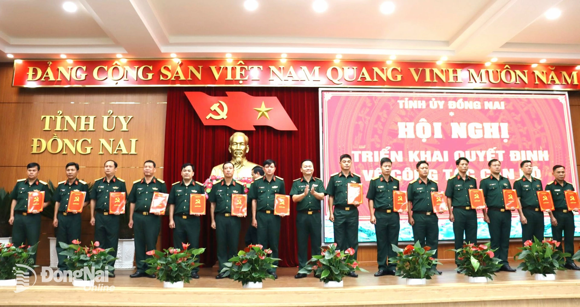 Đại tá Bùi Đăng Ninh, Tỉnh ủy viên, Phó Bí thư Thường trực Đảng ủy Quân sự tỉnh, Chính ủy Bộ Chỉ huy Quân sự tỉnh Đồng Nai trao quyết định cho sĩ quan chính quy giữ chức chỉ huy trưởng ban chỉ huy quân sự cấp xã. Ảnh: Nguyệt Hà