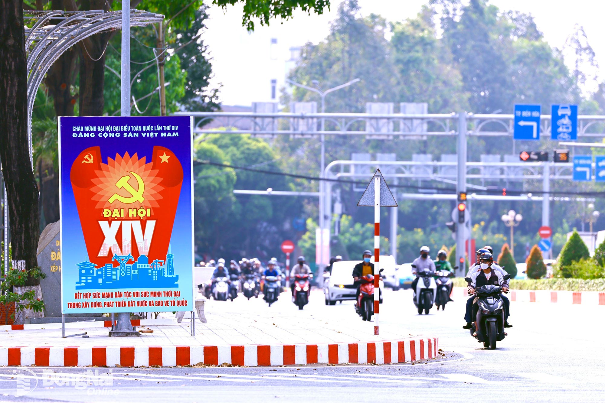 Đường phố tại phường Trấn Biên được trang hoàng nhiều tấm pa-nô chào mừng Đại hội XIV của Đảng. Ảnh: Công Nghĩa