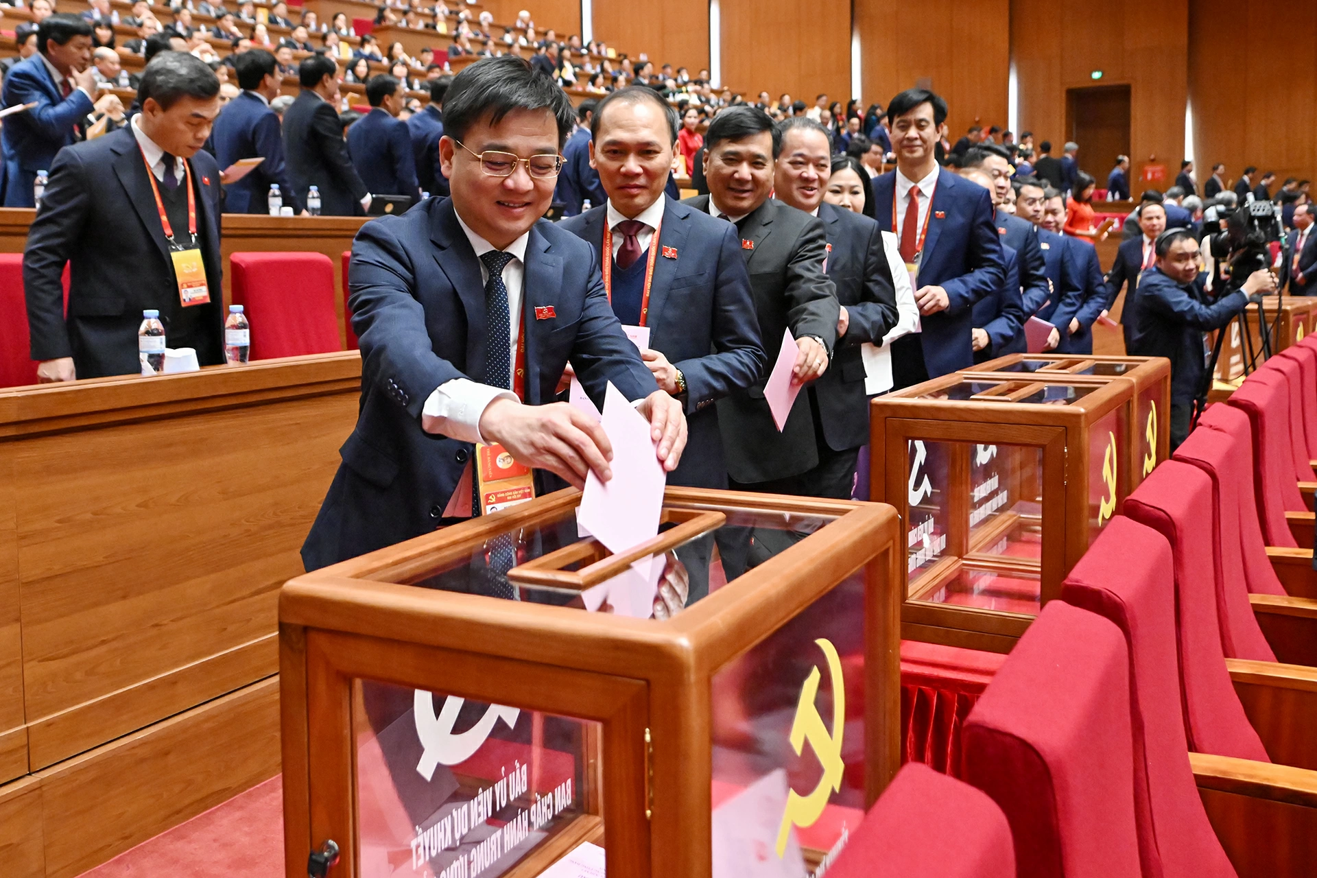 Các đại biểu dự Đại hội thực hiện bỏ phiếu bầu cử. Ảnh: Duy Linh