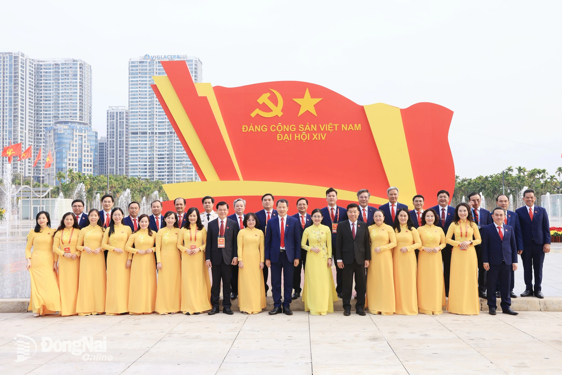 Các đồng chí: Nguyễn Hồng Lĩnh, Phó Chủ nhiệm Ủy ban Kiểm tra Trung ương; Nguyễn Mạnh Cường, Thứ trưởng Bộ Ngoại giao; Vũ Hồng Văn, Bí thư Tỉnh ủy, Trưởng đoàn Đại biểu Quốc hội tỉnh Đồng Nai; Tôn Ngọc Hạnh, Phó Bí thư Thường trực Tỉnh ủy, Chủ tịch HĐND tỉnh Đồng Nai chụp hình lưu niệm cùng các đại biểu Đoàn đại biểu tỉnh Đồng Nai tham dự Đại hội XIV của Đảng. Ảnh: Công Nghĩa 
