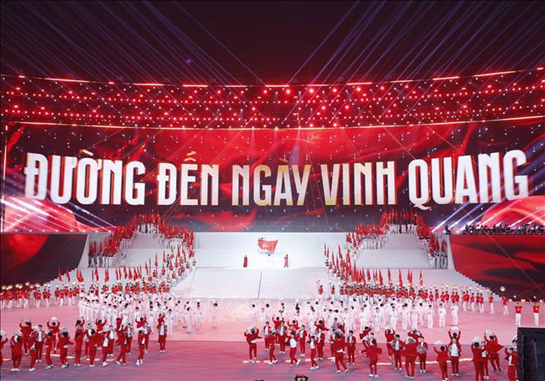 Chương trình nghệ thuật đặc biệt 'Dưới lá cờ vẻ vang của Đảng” do Thành ủy, HĐND, Ủy ban MTTQ Việt Nam Thành phố Hà Nội tổ chức. Ảnh: TTXVN