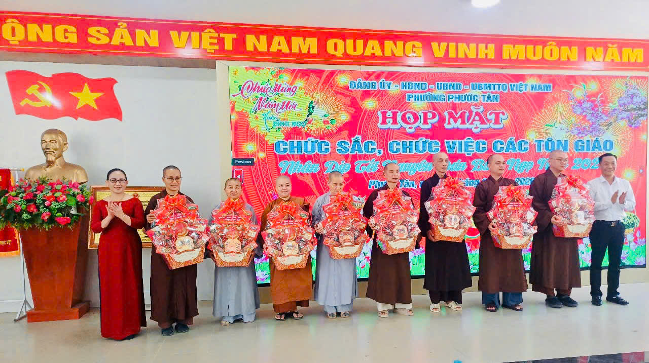 Lãnh đạo phường tặng quà chức sắc, chức việc các cơ sở tôn giáo