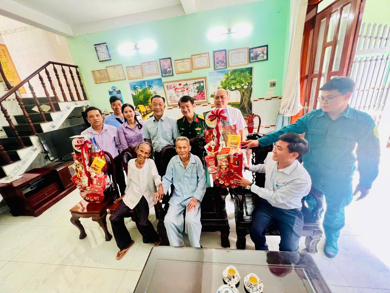 Đảng ủy tổ chức thăm hỏi, tặng quà cho các đảng viên 75 năm và 80 năm tuổi Đảng