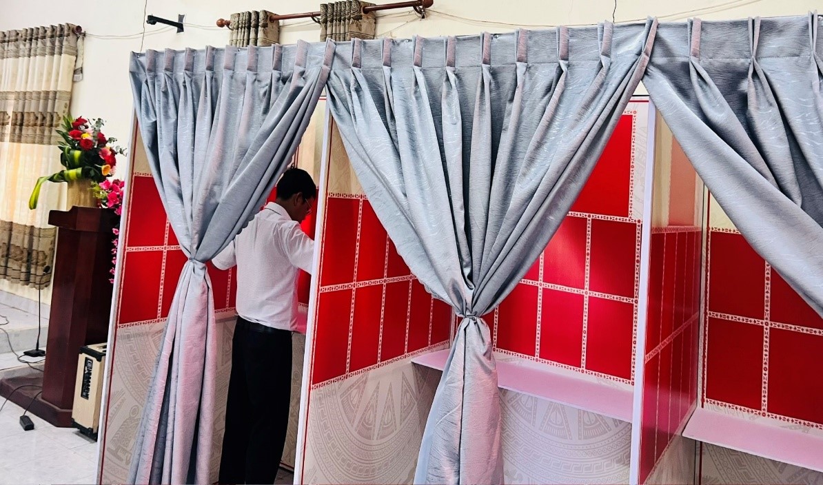 Một khu vực bỏ phiếu đang được trang trí