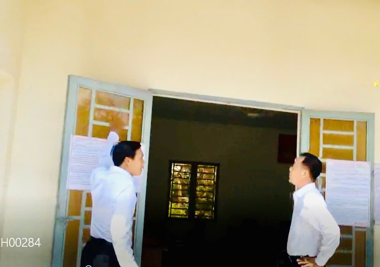 Đồng chí Trần Thiện Căn, Phó Bí thư Thường trực, phụ trách Đảng bộ kiểm tra công tác chuẩn bị bầu cử