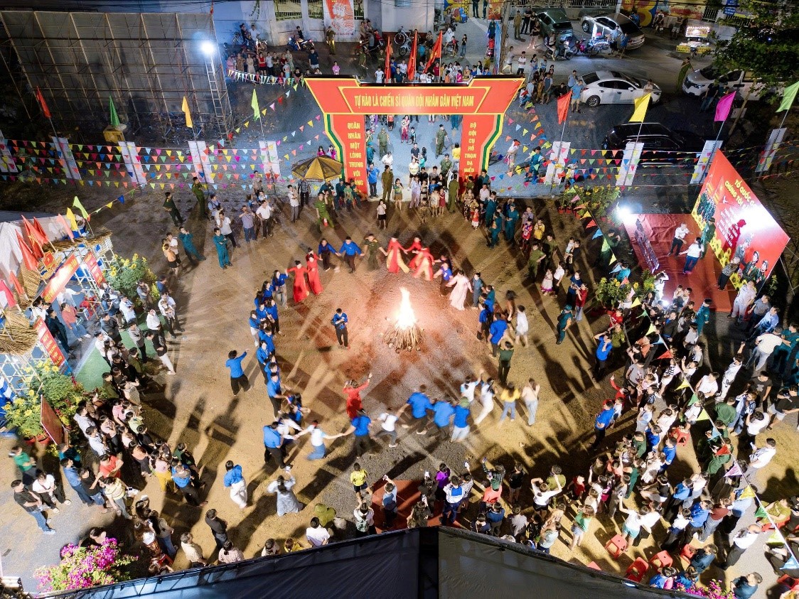 Đoàn viên thanh niên cùng tham gia lử trại cùng các tân binh