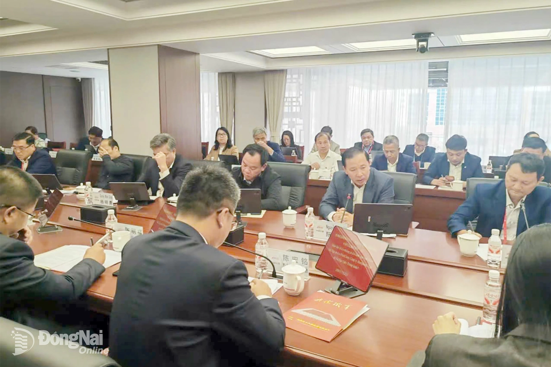 Quang cảnh buổi làm việc giữa Đoàn cán bộ tỉnh Đồng Nai và Tập đoàn Cục 16 Đường sắt Trung Quốc tại Bắc Kinh, Trung Quốc. Ảnh: Ngọc Hòa