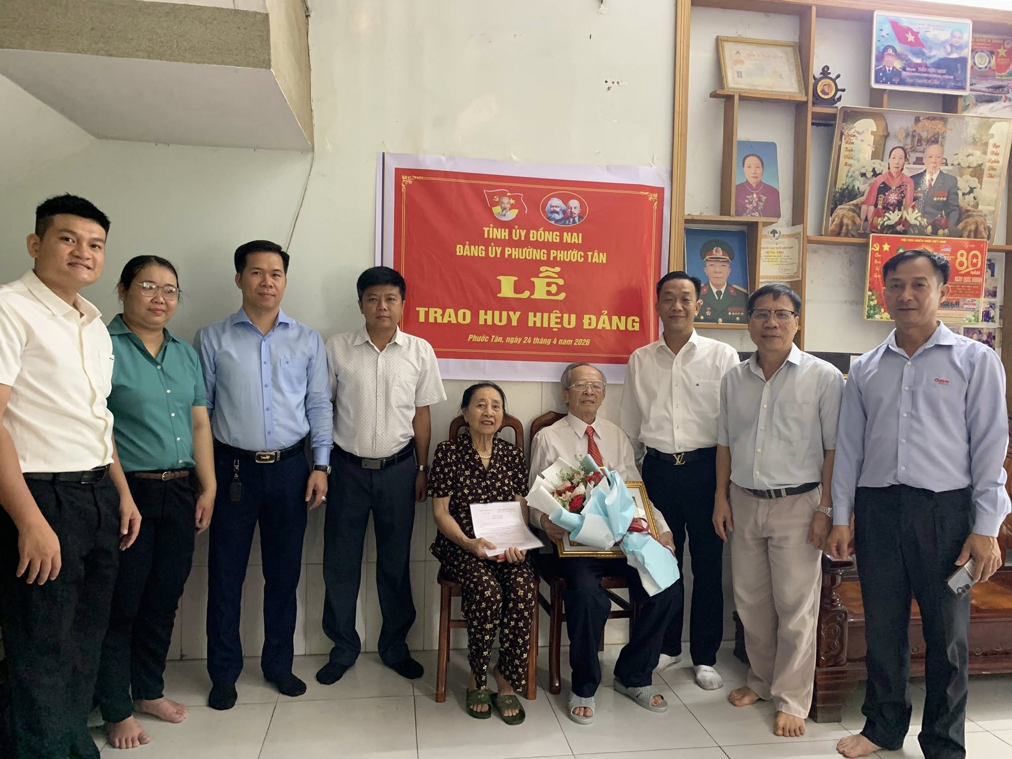 ĐẢNG UỶ PHƯỜNG PHƯỚC TÂN; TRAO HUY HIỆU 30, 45, 60 NĂM TUỔI ĐẢNG TẠI NHÀ RIÊNG CHO ĐẢNG VIÊN